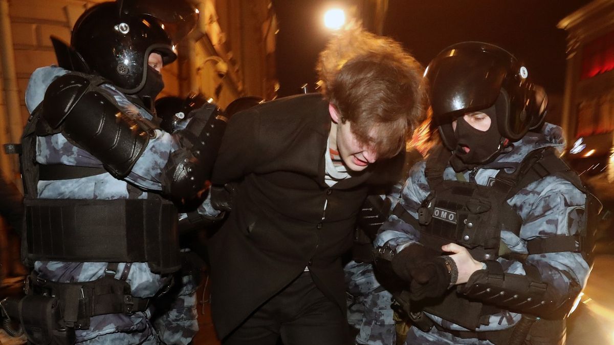 Těžkooděnci v ulicích, stovky zatčených i vypnutý internet. V Rusku to vře